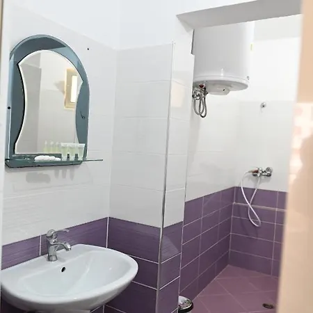 Oxinn Hotel Kryemëdhej